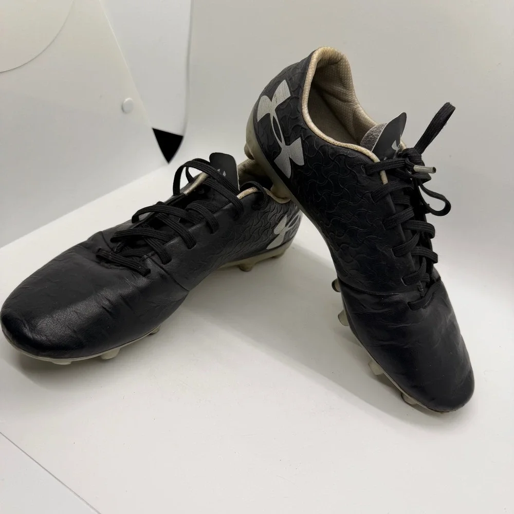 Under Armour Magnetic Black and Silver Soccer Cleats‎ Youth Size 5Y MAGNETICO